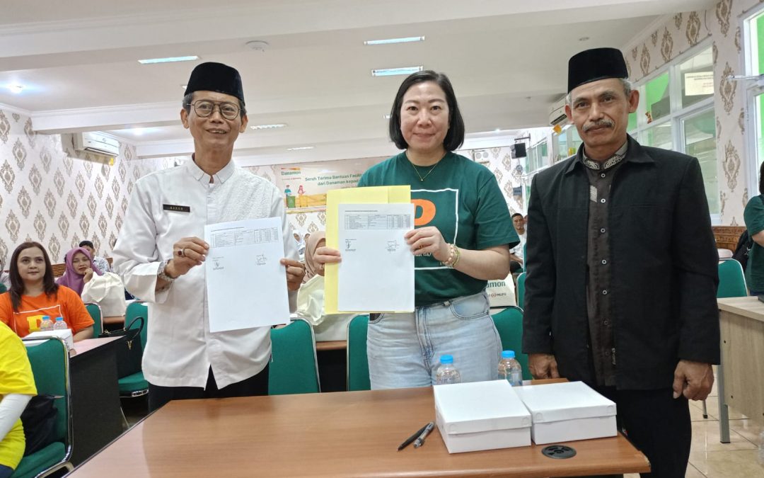 Bantuan alat “Pengelolaan Sampah” berupa mesin pencacah daun, tong komposter dan alat urban farming