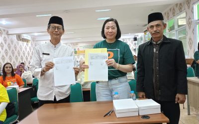 Bantuan alat “Pengelolaan Sampah” berupa mesin pencacah daun, tong komposter dan alat urban farming